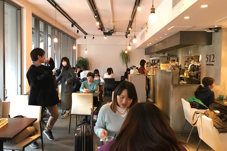 512CAFE&ampGRILL 店内