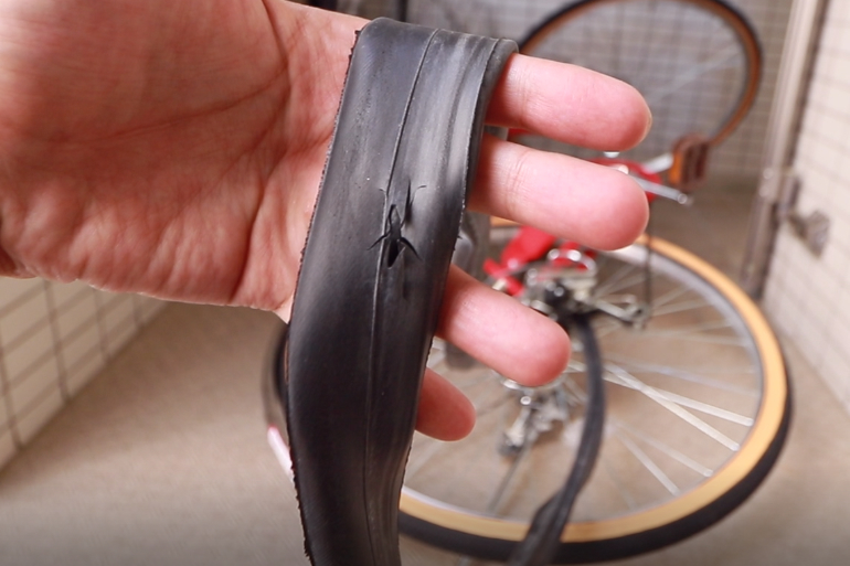 自転車のパンク修理　チューブに穴が